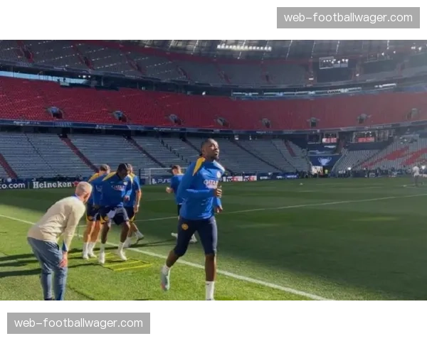 镜头捕捉：图卢兹中场在反击中连续两次一脚出球策动进球