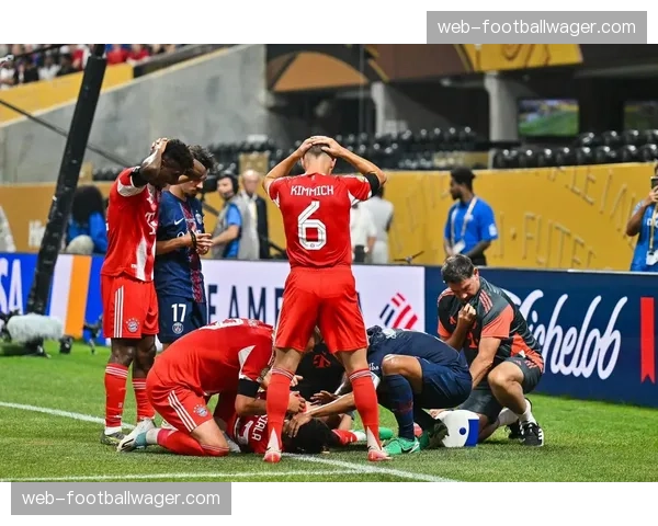 特写镜头：拜仁小将穆西亚拉一次变速摆脱三人防守，引发主场观众惊呼